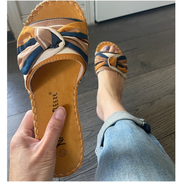 Minimalist Striped Knot Flat Sandals - Picture 3 of 8